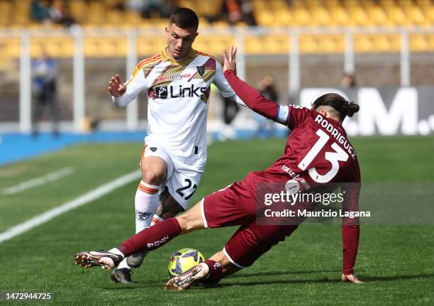 Gabriel Strefezza of Lecce competes for the ball with Ricardo Rodrigue of Torino during the Serie A match between US Lecce and Torino FC at Stadio...