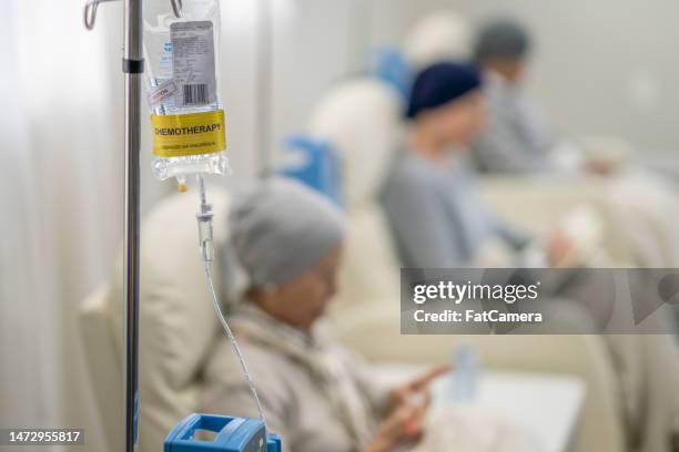 receiving chemotherapy - quimioterapia imagens e fotografias de stock