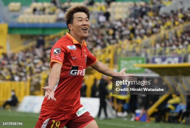 Kensuke Nagai of Nagoya Grampus celebrates scoring his team's scond goal during the J.LEAGUE Meiji Yasuda J1 4th Sec. Match between Kashiwa Reysol...