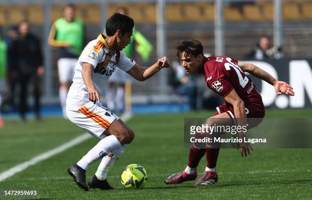 Youssef Maleh of Lecce competes for the ball with Samuele Ricci of Torino during the Serie A match between US Lecce and Torino FC at Stadio Via del...