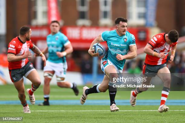 Matt Scott of Leicester Tigers makes a break during the Gallagher Premiership Rugby match between Gloucester Rugby and Leicester Tigers at Kingsholm...