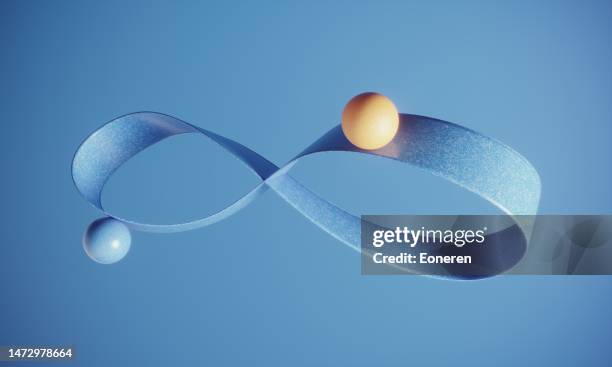 bilanciamento della sfera sul nastro infinito - infinità foto e immagini stock