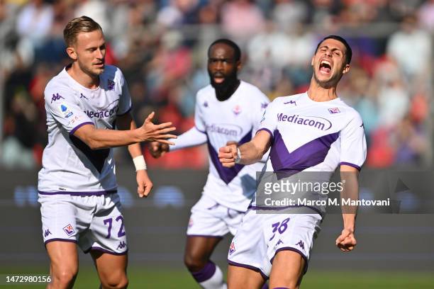Rolando Mandragora of ACF Fiorentina celebrates after scoring the 1-0 goal during the Serie A match between US Cremonese and ACF Fiorentina at Stadio...