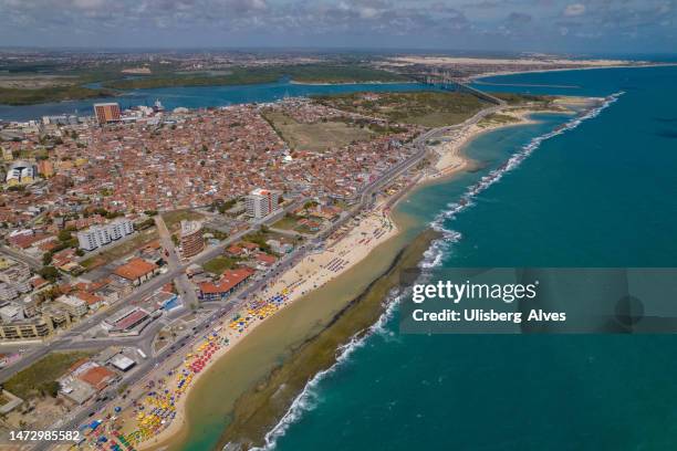 vue aérienne de la plage et de la ville de natal, rio grande do norte, brésil - natal brésil photos et images de collection