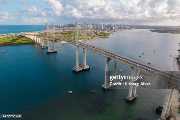 luftaufnahme des wellenbrechers und der newton navarro bridge - natal brazil stock-fotos und bilder