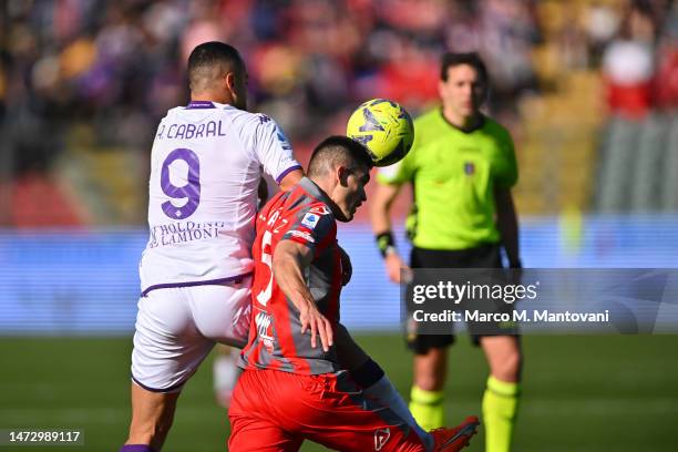 Arthur Mendonca Cabral of ACF Fiorentina and Johan Vasquez of US Cremonese fight for the ball during the Serie A match between US Cremonese and ACF...