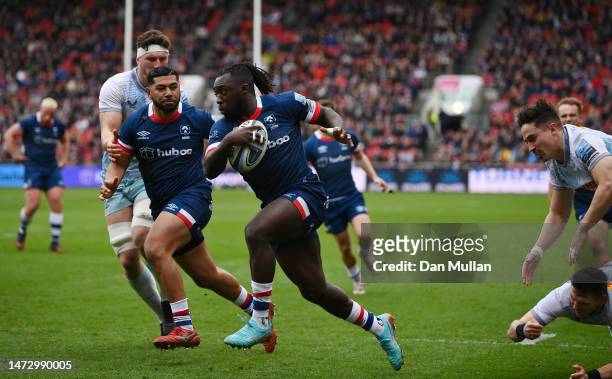 Gabriel Ibitoye of Bristol Bears runs in to score his side's second try during the Gallagher Premiership Rugby match between Bristol Bears and...