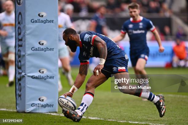 Semi Radradra of Bristol Bears runs in to score his side's fourth try during the Gallagher Premiership Rugby match between Bristol Bears and...