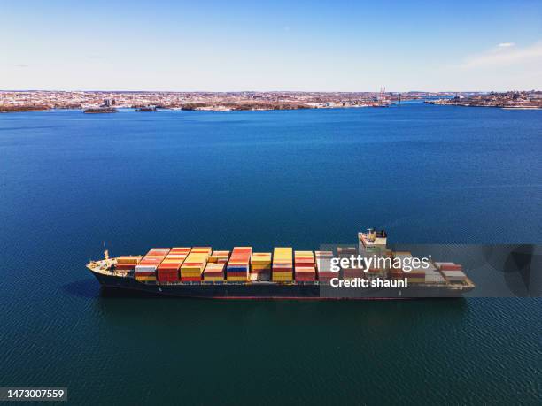 luftaufnahme eines verankerten containerschiffs - halifax harbour stock-fotos und bilder