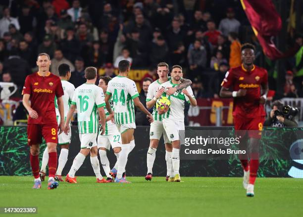 Leonardo Bittencourt of SV Werder Bremen celebrates with teammates after scoring the team's third goal during the Serie A match between AS Roma and...