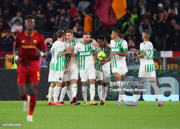 Leonardo Bittencourt of SV Werder Bremen celebrates with teammates after scoring the team's third goal during the Serie A match between AS Roma and...