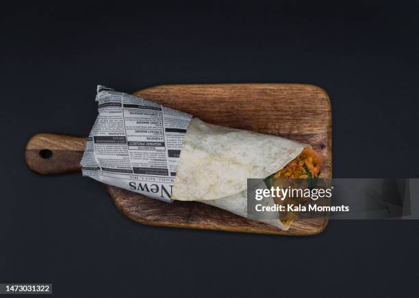 healthy sandwich of pita bread served on a wooden surface - plato de carne fotografías e imágenes de stock