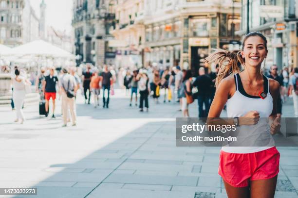 市内でジョギングするスポーツウーマン - 女性ランナー ストックフォトと画像