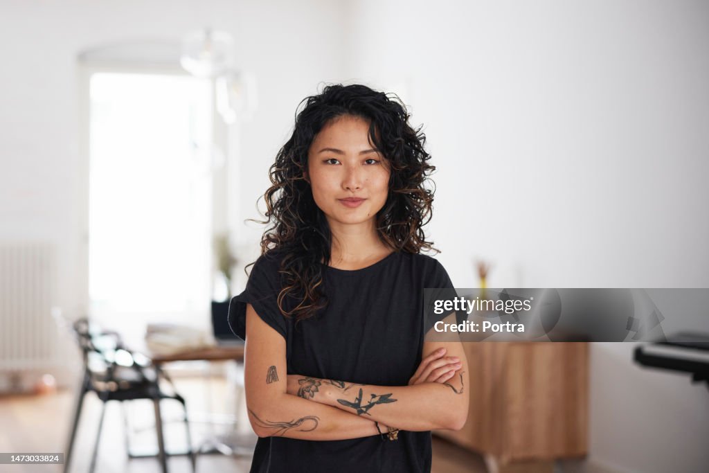 居間に立つ美しい若いアジア人女性のポートレート