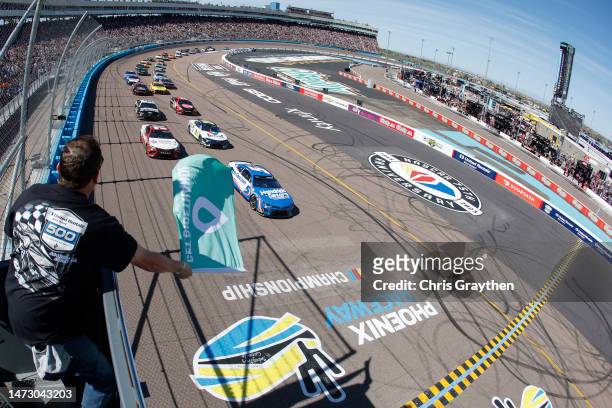 Kyle Larson, driver of the HendrickCars.com Chevrolet, leads the field to the green flag to start the NASCAR Cup Series United Rentals Work United...