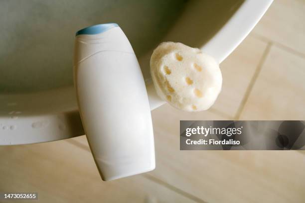 white plastic bottle and washcloth - gel de cabelo imagens e fotografias de stock
