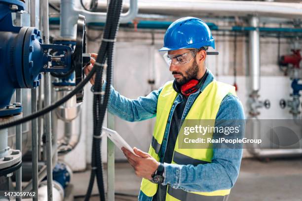checking everything - engenheiro de manutenção imagens e fotografias de stock