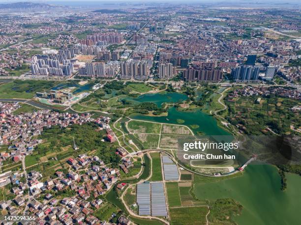 green land and river in the urban-rural fringe - han river stockfoto's en -beelden