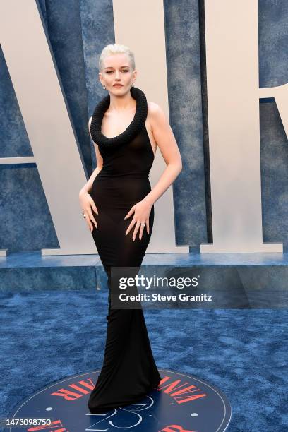 Julia Garner arrives at the Vanity Fair Oscar Party Hosted By Radhika Jones at Wallis Annenberg Center for the Performing Arts on March 12, 2023 in...