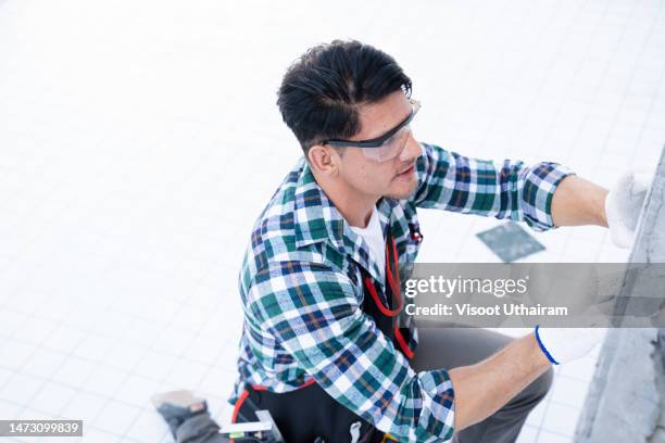 construction worker working in swimming pool under construction. - swimming pool maintenance stock pictures, royalty-free photos & images