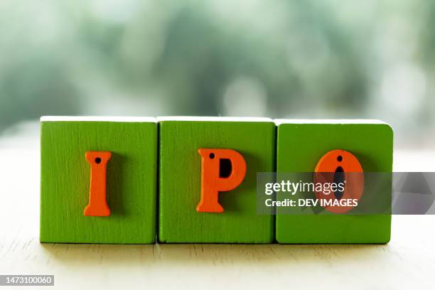 ipo wooden blocks -initial public offering - börsengang stock-fotos und bilder