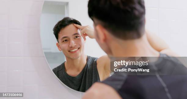 man use hair growing tonic - queda de cabelo imagens e fotografias de stock