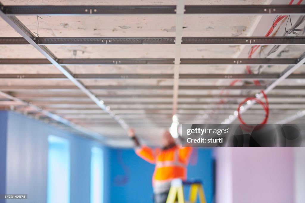 Fitting a suspended ceiling