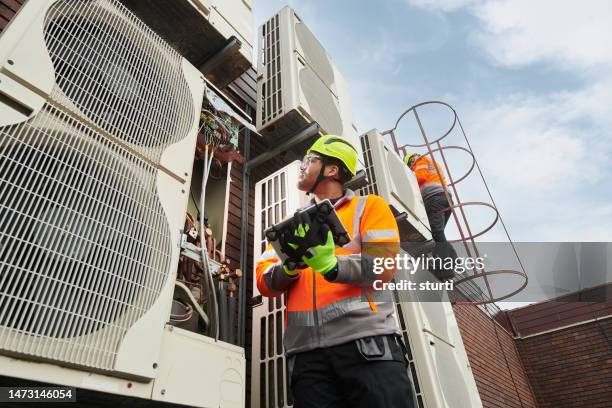 aircon maintenance engineers - air conditioning technician stock pictures, royalty-free photos & images
