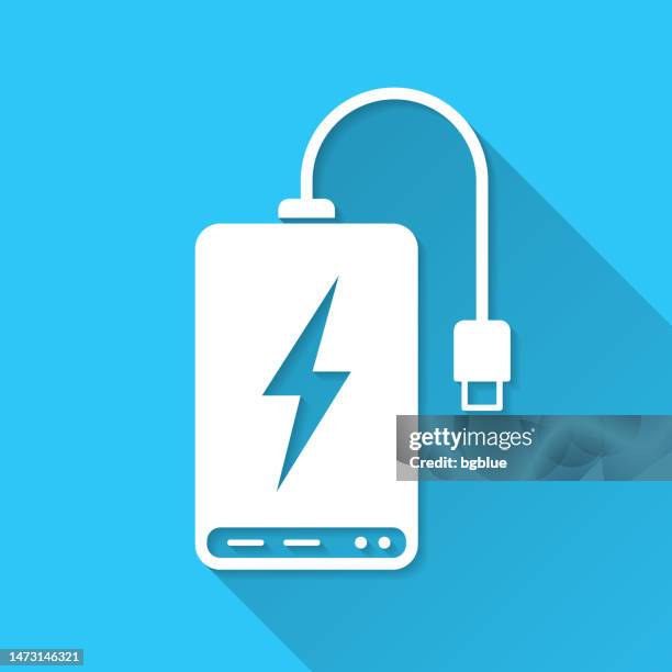 powerbank. symbol auf blauem hintergrund - flaches design mit langem schatten - powerbank stock-grafiken, -clipart, -cartoons und -symbole