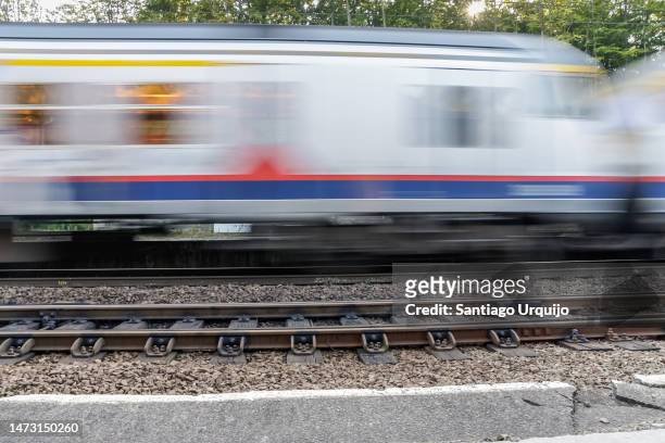 blurred motion of train - waterloo belgique photos et images de collection