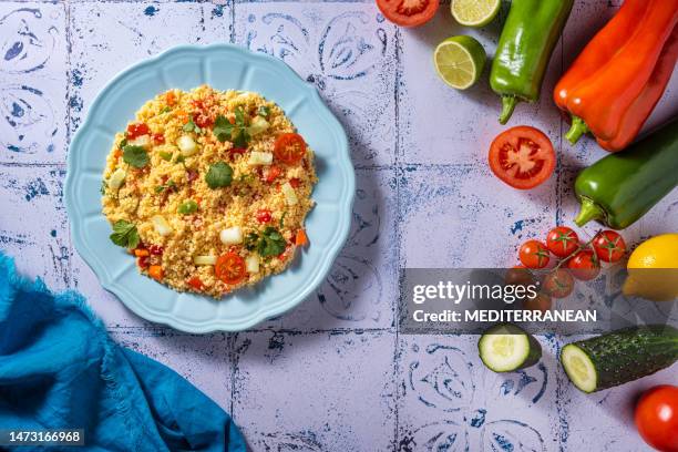 tabouli, tabouleh salad recipe with tomatoes, pepper and cucumbers - couscous imagens e fotografias de stock