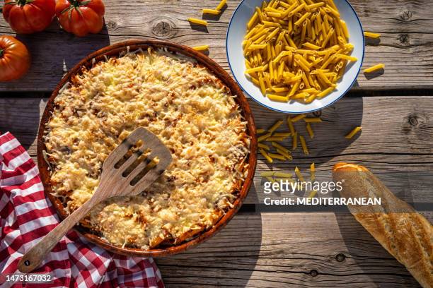 penne alla bolognese con formaggio gratinato, cucina italiana - melting pot foto e immagini stock
