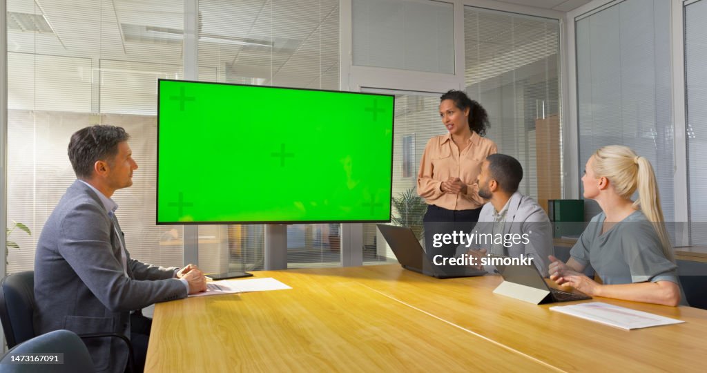 Geschäftsfrau bei der Präsentation während des Treffens