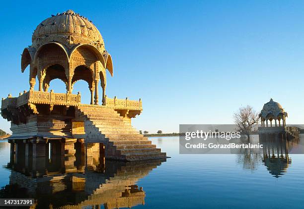 lago en estanque gadi sagar jaisalmer, rajastán de india - jaisalmer fotografías e imágenes de stock