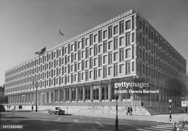 The Eero Saarinen designed United States Embassy building with flag flying and figure of the American Eagle on the building facade, Grosvenor Square,...