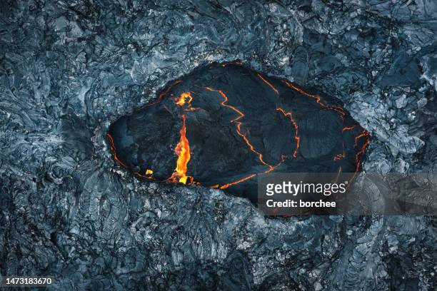燃える溶岩原 - 火山　噴火　背景 ストックフォトと画像