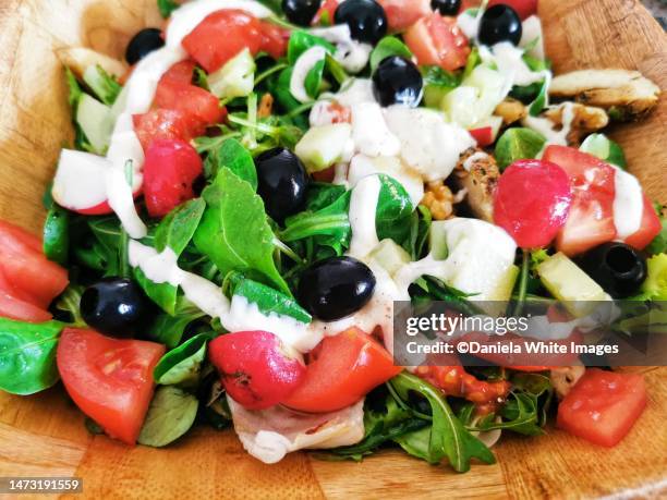 chicken salad - olive noire photos et images de collection