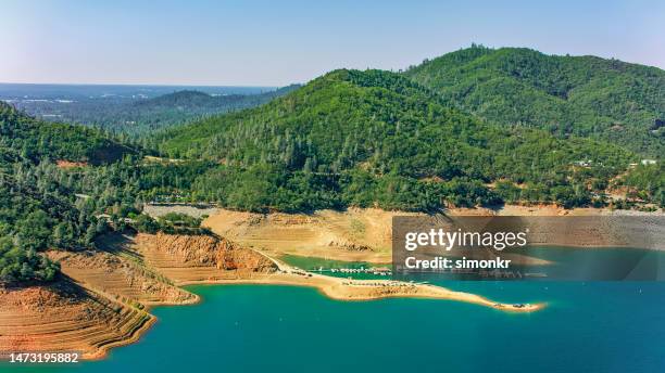 boats near fishermans point day use area by shasta dam - mere point boat launch stock pictures, royalty-free photos & images