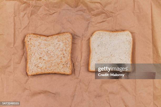 wholegrain toast and wheat toast on paper bag. - koch freisteller stock-fotos und bilder