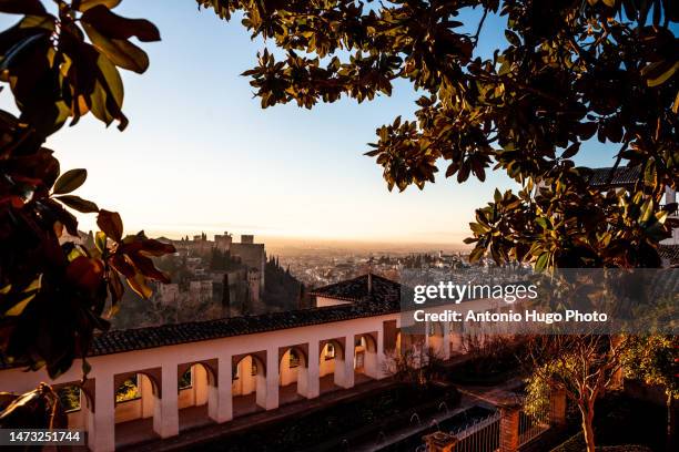 view of the alhambra of granada and the generalife gardens at sunset. - albaicín fotografías e imágenes de stock