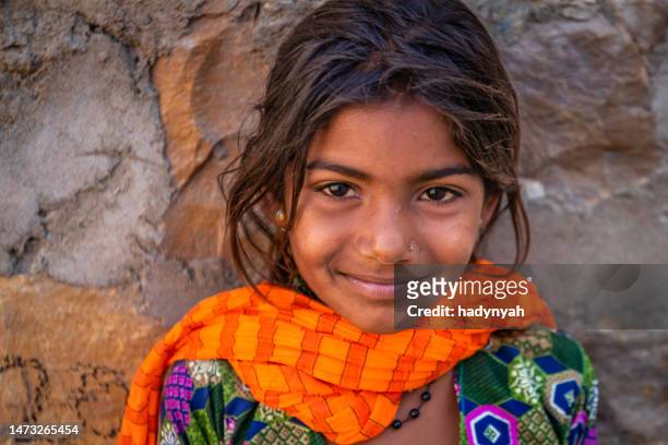 retrato de feliz garota indiana no deserto village, india - povo rom - fotografias e filmes do acervo