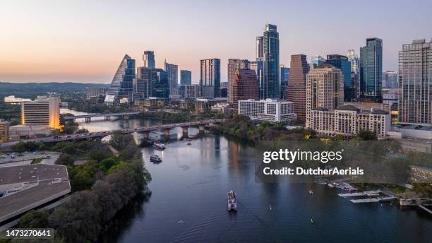 bela vista aérea do centro de austin, texas e rio colorado ao pôr do sol - austin texas - fotografias e filmes do acervo