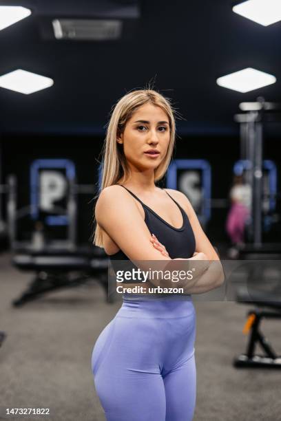 young muscular woman at the gym - female fitness instructor stock pictures, royalty-free photos & images