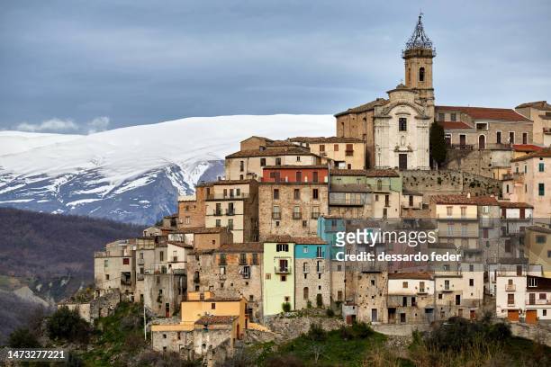 village perched on the mountain - abruzzi fotografías e imágenes de stock
