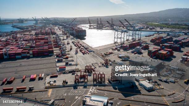 contenedores de envío en pilas en el puerto de long beach durante el día con nubes ligeras en lo alto - port of los angeles fotografías e imágenes de stock