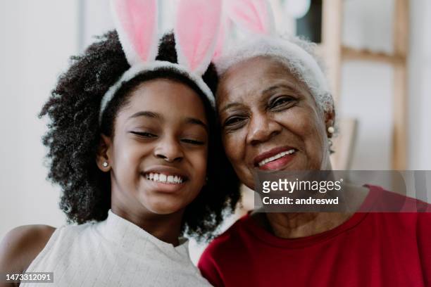 porträt der großmutter, die ostern feiert - african family easter stock-fotos und bilder