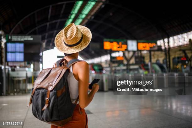 viajero solo. - turista fotografías e imágenes de stock