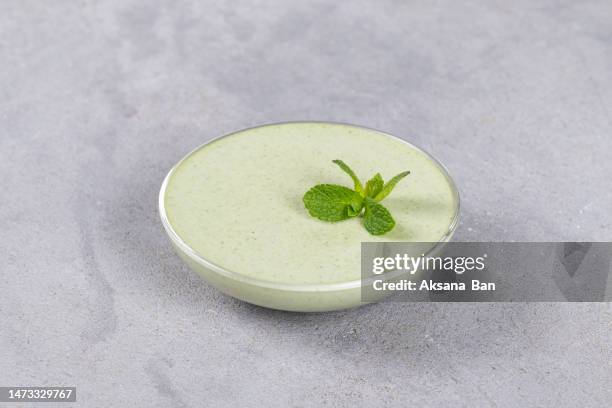 mint cream jelly, panna cotta in a glass bowl. light grey background - panna cotta photos et images de collection