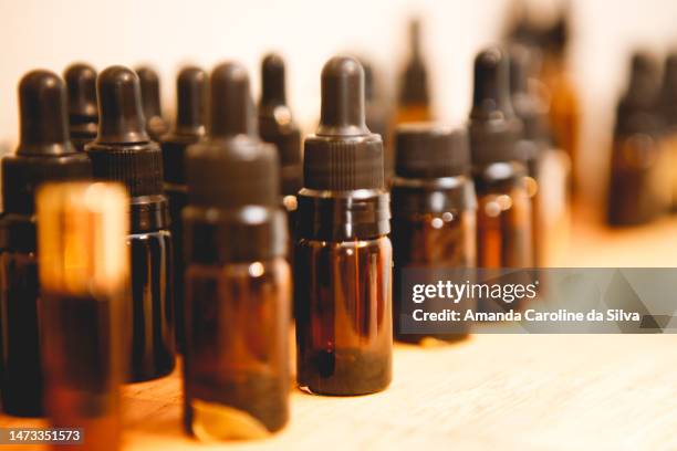 botellas de ingredientes para perfumería natural - perfumería fotografías e imágenes de stock