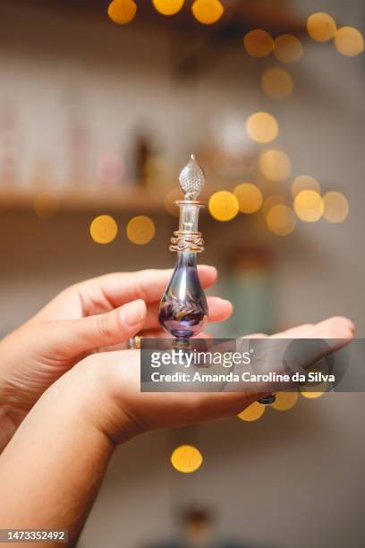 détail des mains d’un parfumeur brésilien tenant un flacon de parfum - parfumeur créateur photos et images de collection